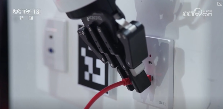 精巧插槽、柔顺分拣、灵活搬运……自主精准操作成亮点！人形机器人“巧手出细活”