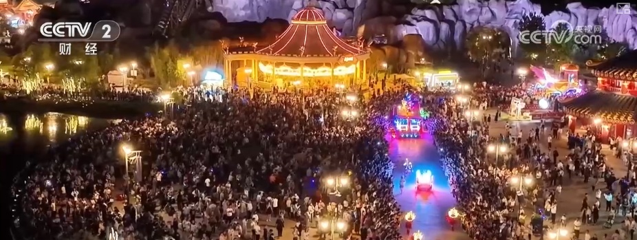 消费场景上“新招”引“客流” 从“打卡游”向“深度游”夏日夜经济持续火热