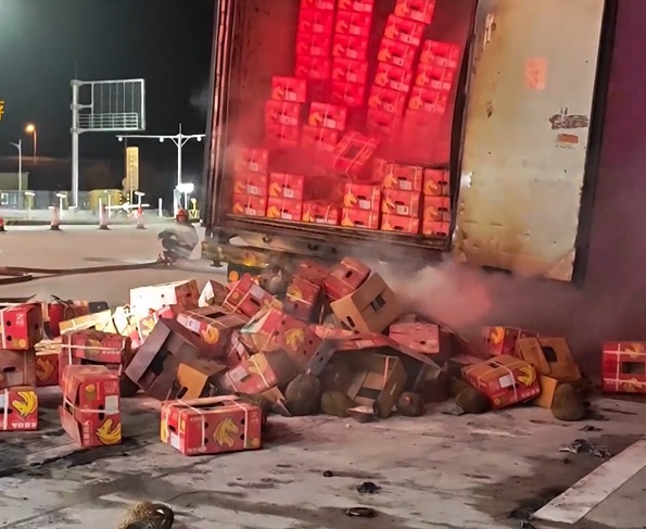 大货车凌晨起火，20吨新鲜榴莲险变“烤榴莲”！消防挽救30万元损失