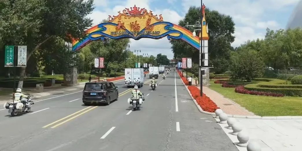 排面拉满！大熊猫“芝士”“芝麻”抵哈，水门礼迎国宝开启新生活