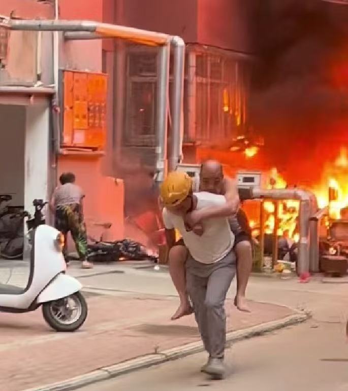 外卖小哥火场逆行，浓烟中背出被困老人