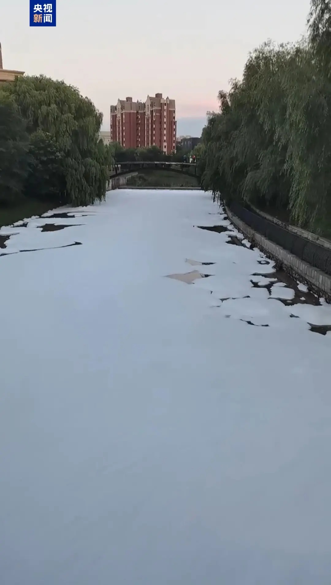 沈阳一河流出现大量泡沫，经查系上游企业洗手液原料保存不善所致！已立案调查