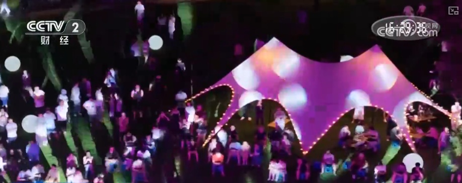 消费场景上“新招”引“客流” 从“打卡游”向“深度游”夏日夜经济持续火热