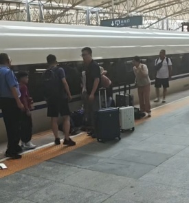 惊险！女孩不慎掉入站台与列车缝隙 他们冲了过去