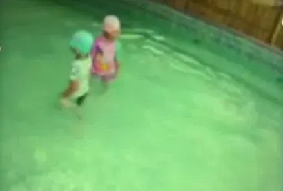 悲剧重演！6岁女童腿陷戏水池水管溺亡，妈妈亲眼目睹却救不回，多人合力仍拽不动……