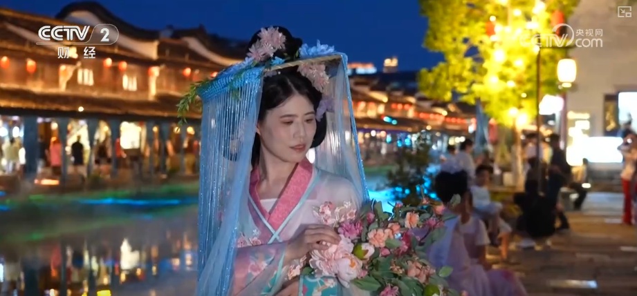 消费场景上“新招”引“客流” 从“打卡游”向“深度游”夏日夜经济持续火热