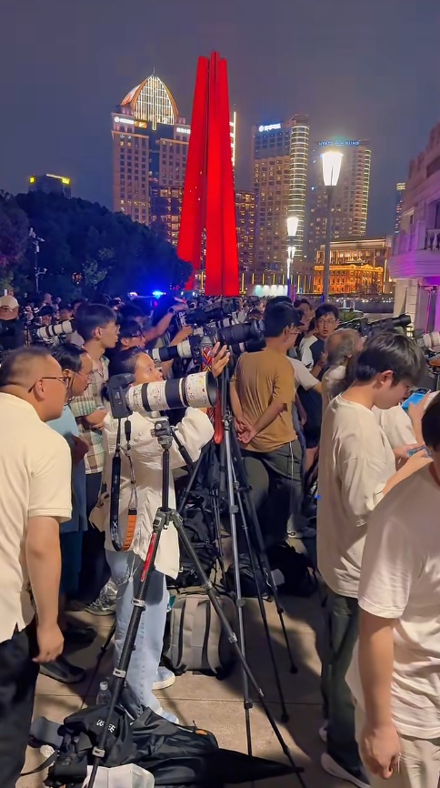 昨晚, 他们从全国各地来到外滩! 有人提前数小时抢位…发生了啥?
