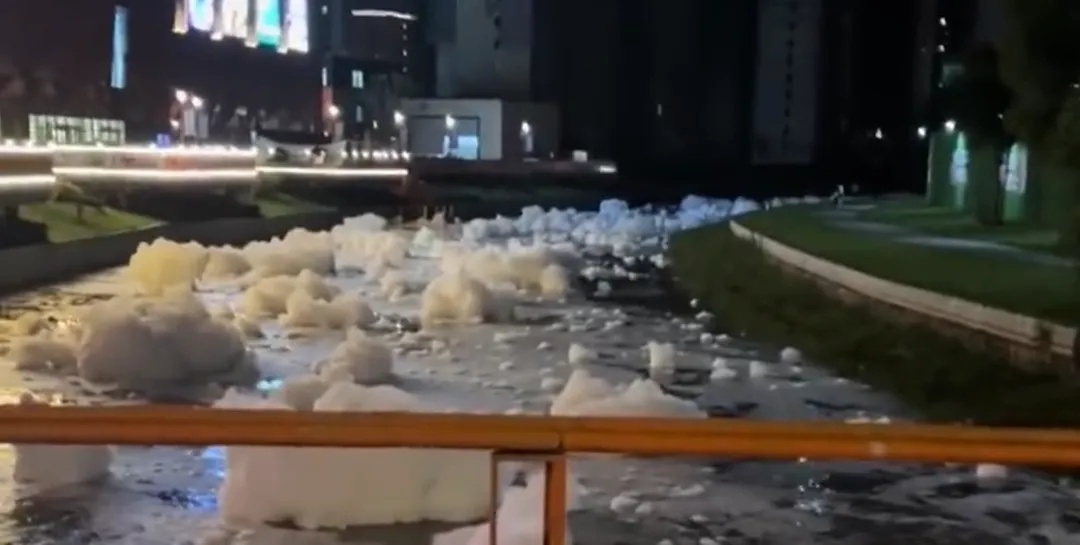 沈阳一河流出现大量泡沫，经查系上游企业洗手液原料保存不善所致！已立案调查