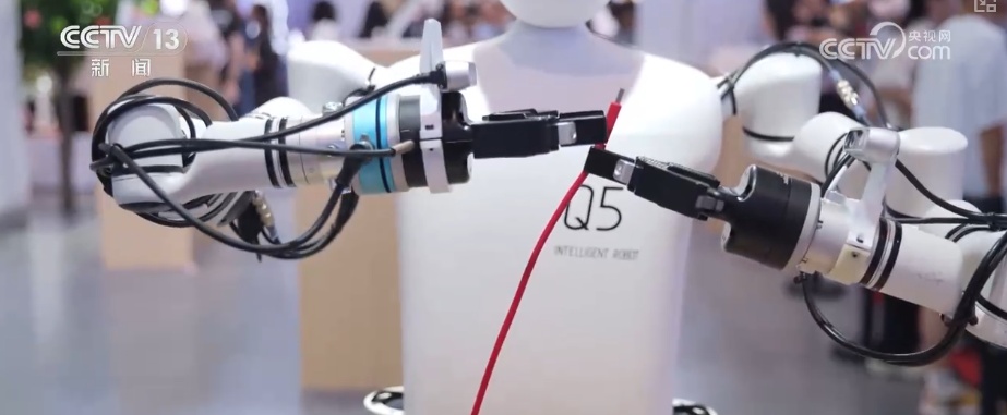 精巧插槽、柔顺分拣、灵活搬运……自主精准操作成亮点！人形机器人“巧手出细活”