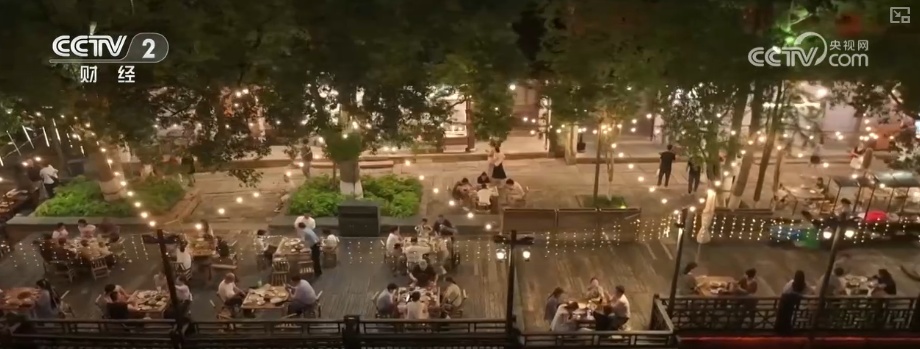 消费场景上“新招”引“客流” 从“打卡游”向“深度游”夏日夜经济持续火热
