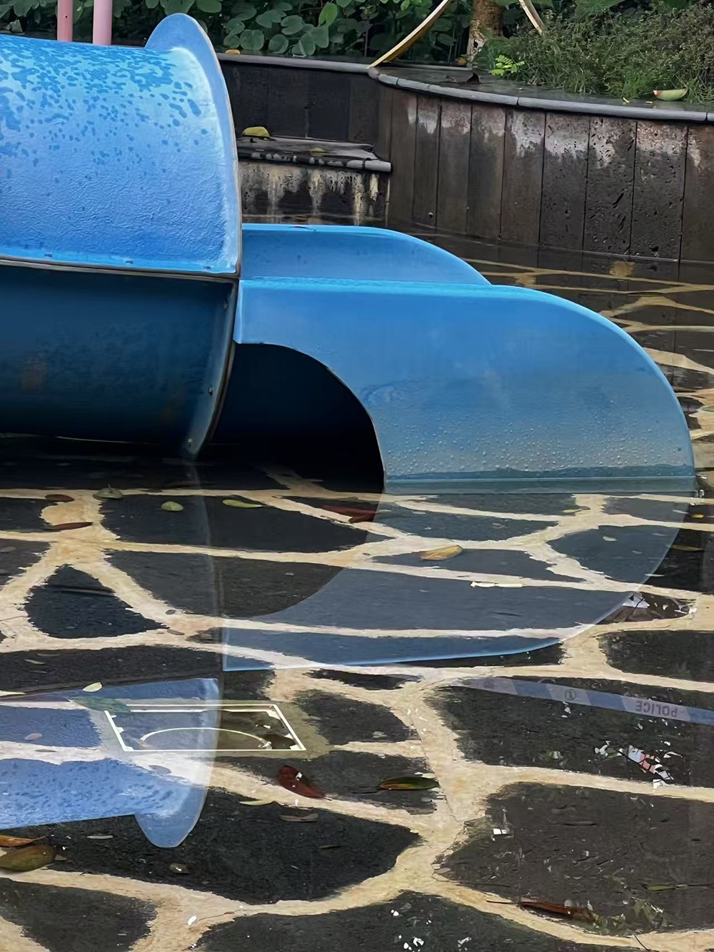 6岁女童酒店戏水池身亡，“多人合力仍拖拽不动”