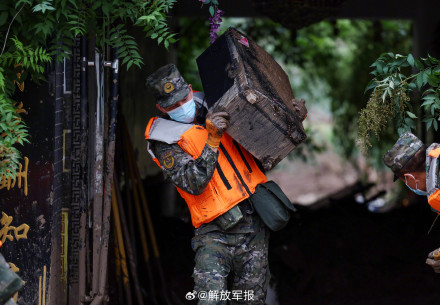 争分夺秒！子弟兵持续奋战甘肃榆中救灾一线