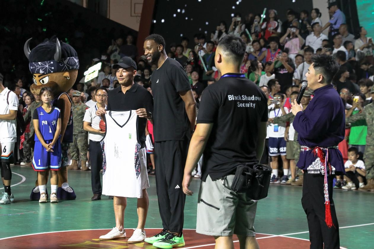 从NBA到“村BA” 麦迪现身贵州乡村球场 篮球精神在乡土生根发芽 从NBA到“村BA” 麦迪现身贵州乡村球场 篮球精神在乡土生根发芽