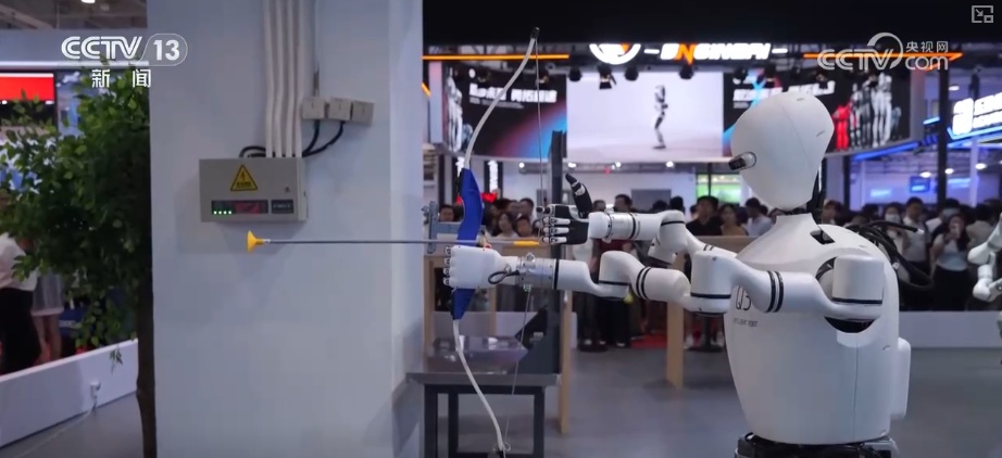 精巧插槽、柔顺分拣、灵活搬运……自主精准操作成亮点！人形机器人“巧手出细活”