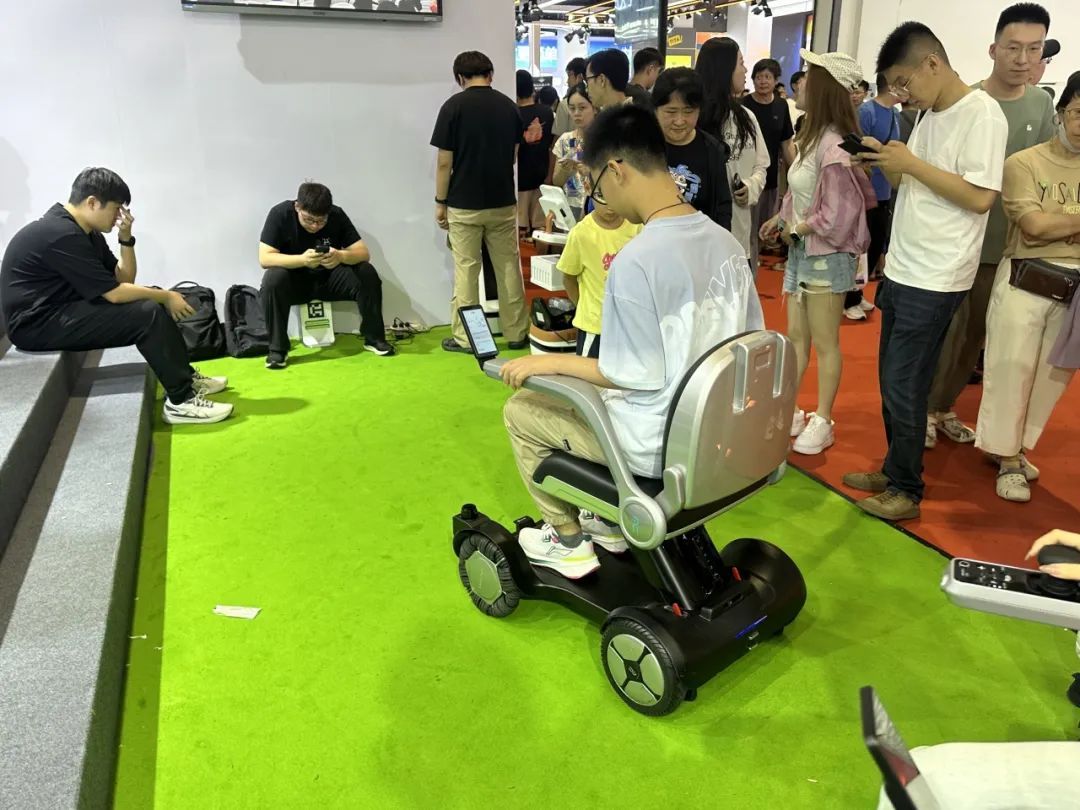 按摩、洗浴、辅助行走……机器人为您服务！