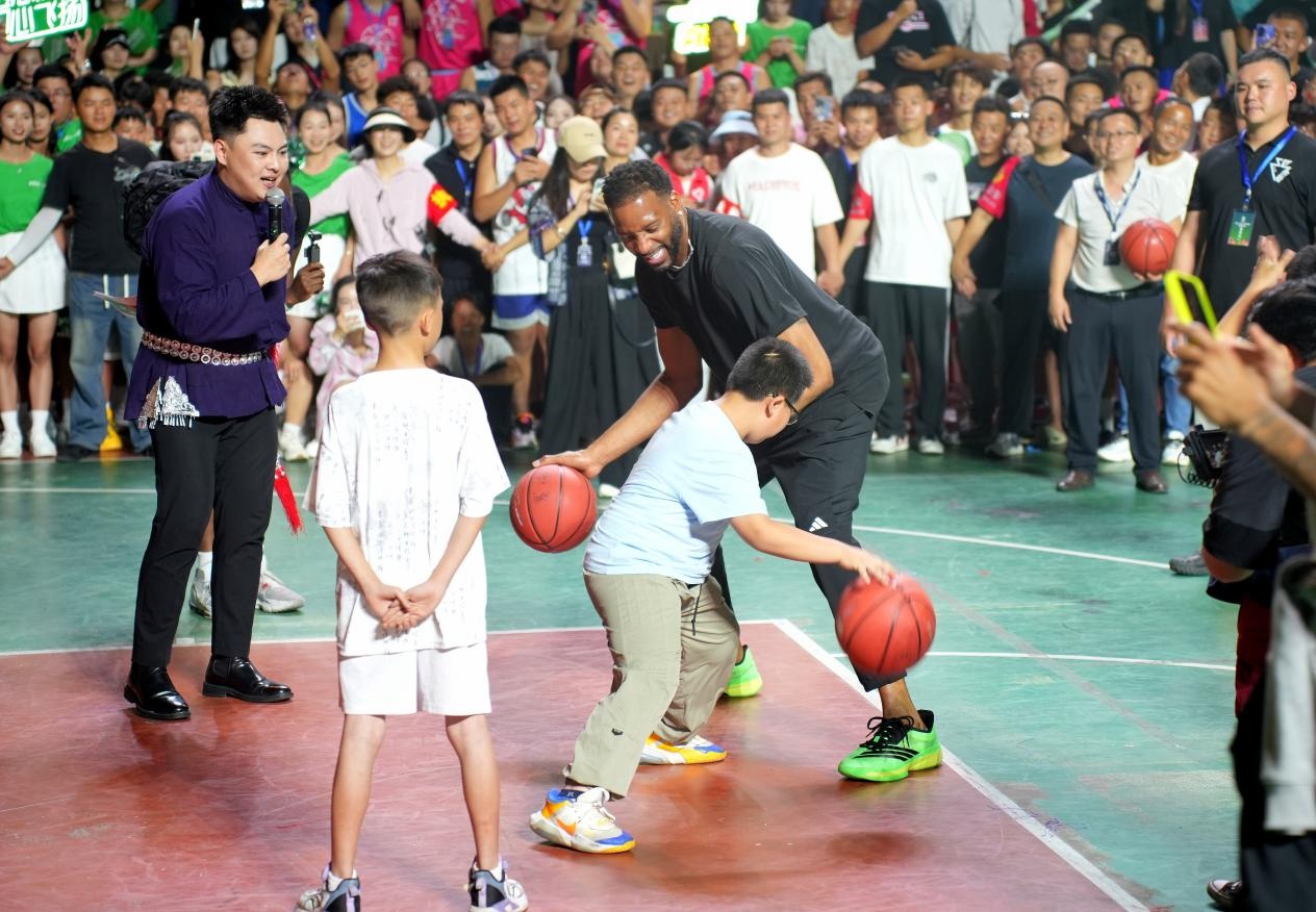 从NBA到“村BA” 麦迪现身贵州乡村球场 篮球精神在乡土生根发芽 从NBA到“村BA” 麦迪现身贵州乡村球场 篮球精神在乡土生根发芽