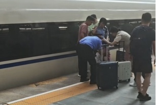 惊险！女孩不慎掉入站台与列车缝隙 他们冲了过去