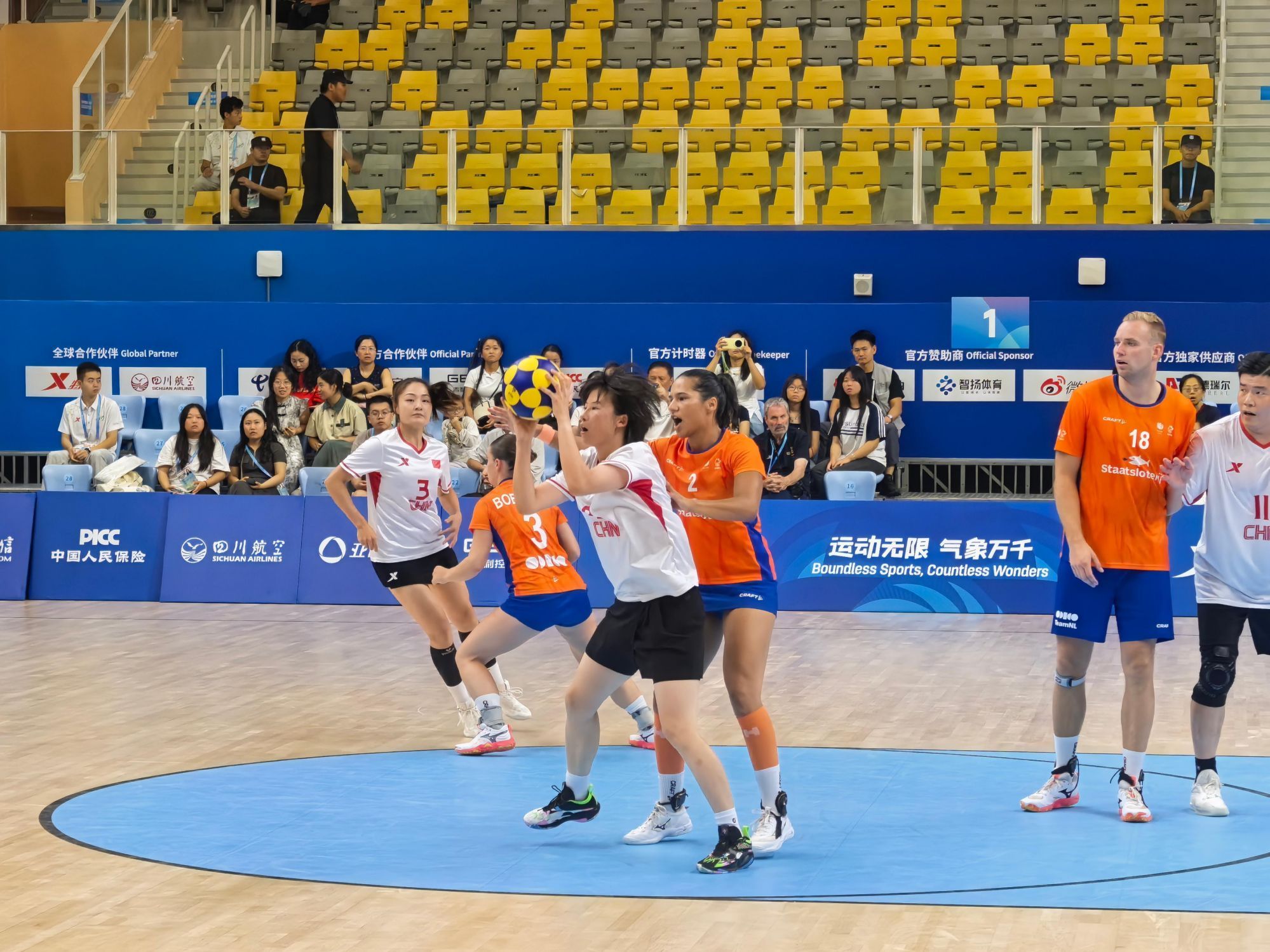 成都世运会丨男女混打还零身体对抗？荷球是这样的球