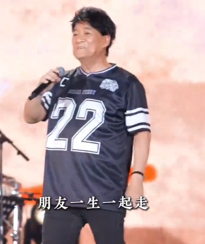 “周华健肚子”上热搜，本人曾晒“腹肌”照幽默回应