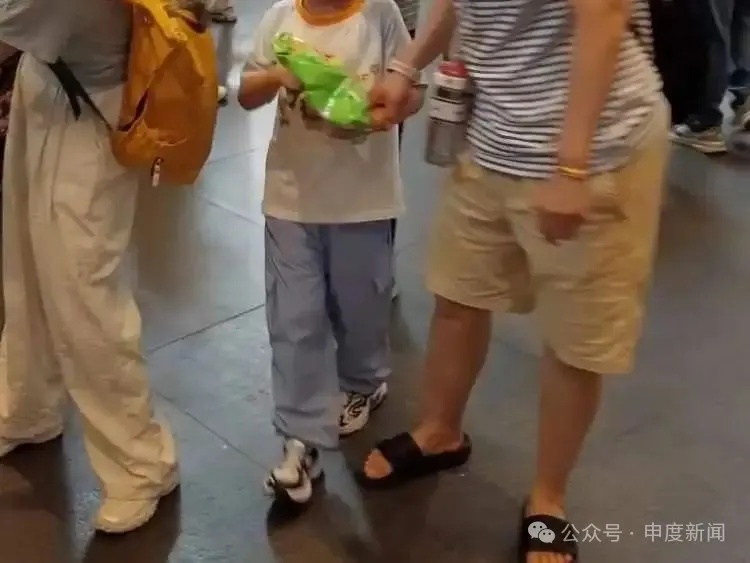 上海热门场馆太乱！多名儿童翻越禁区，家长在旁鼓励！志愿者：以前还有活体被摸死