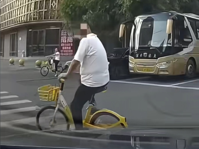 “没人治你，00后治你”！佟某某（男，19岁）已被刑拘！