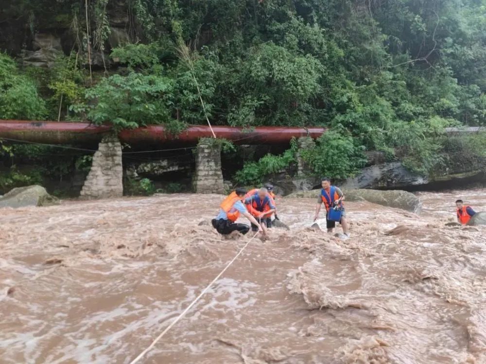 48小时激流中勇救8人！真帅！