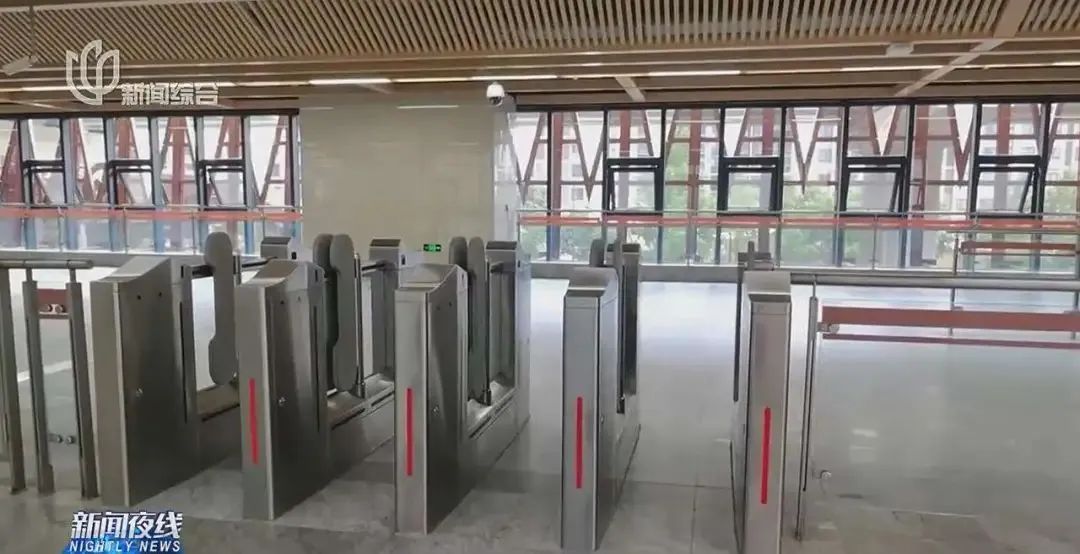 上海地铁闸机常开后，孩子却容易被夹？官方回应