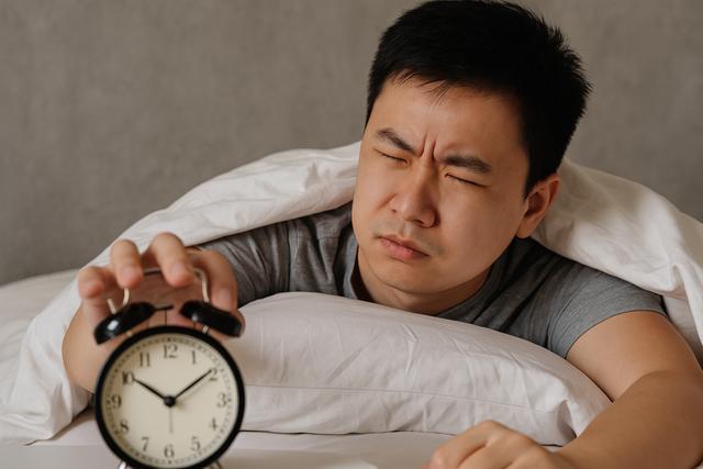 那些经常把闹钟按掉继续睡的人，后来怎么样了？