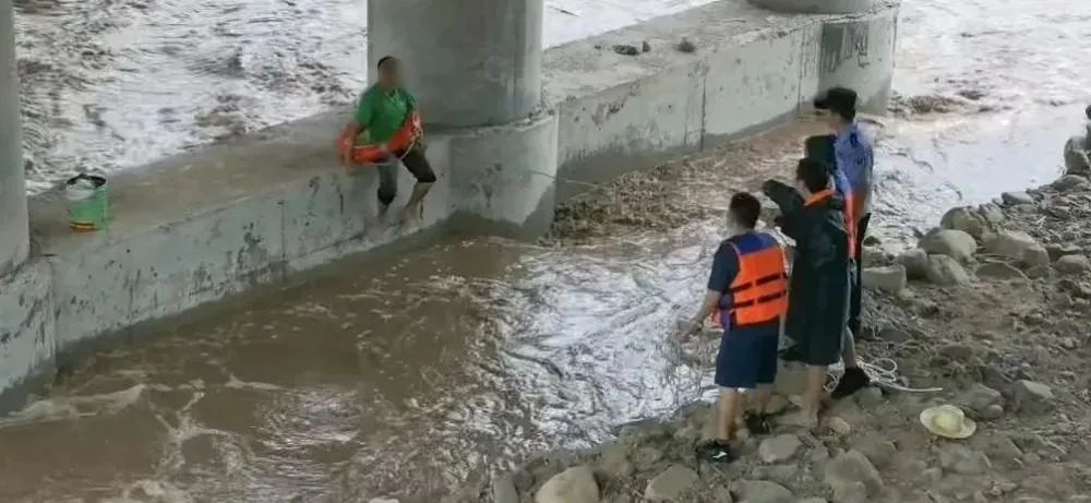 48小时激流中勇救8人！真帅！