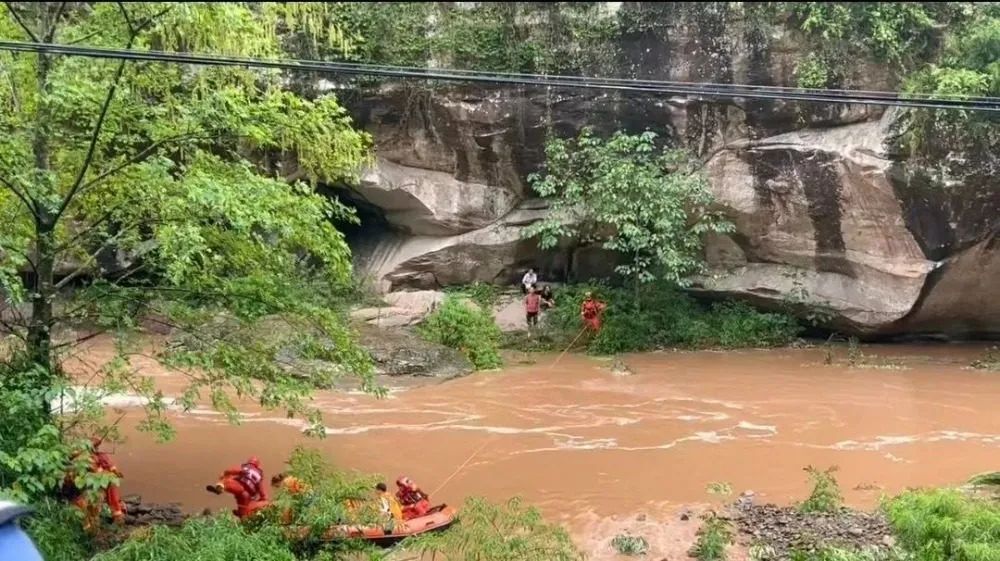 48小时激流中勇救8人！真帅！