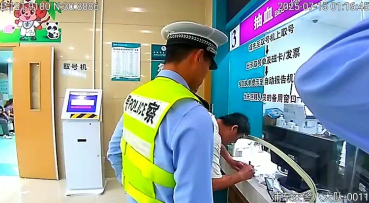 “醉”到离谱！男子血液酒精值370mg还敢开车，民警：太危险了！