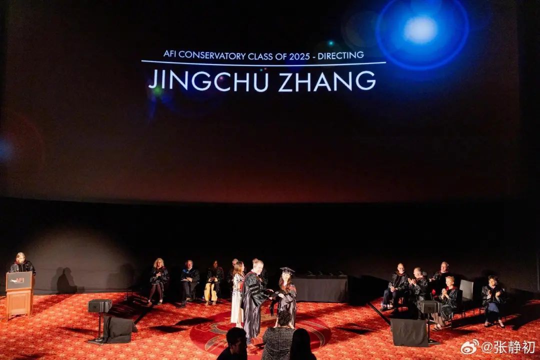 演员张静初官宣研究生毕业:过去的两年很苦也很好玩儿,此前曾直播学习火上热搜 演员张静初官宣研究生毕业:过去的两年很苦也很好玩儿,此前曾直播学习火上热搜