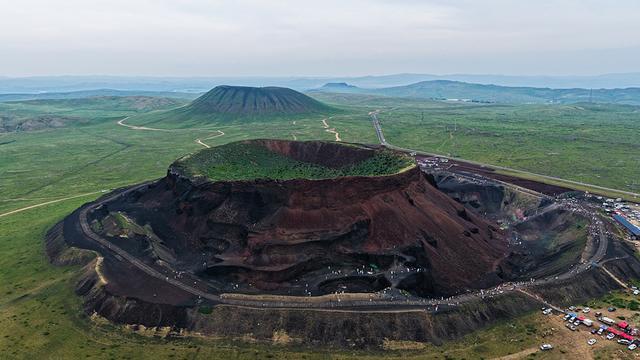 有人在内蒙古火山群挖掘“黄金和玛瑙”?官方回应 有人在内蒙古火山群挖掘“黄金和玛瑙”?官方回应