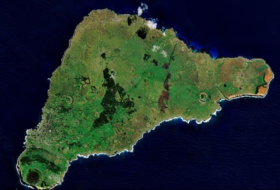 复活节岛湖底惊现新摩艾雕像，或改写800年孤岛传说