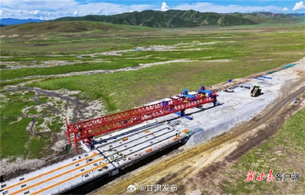 “铁公机”齐发力 甘南州崇山峻岭铺坦途