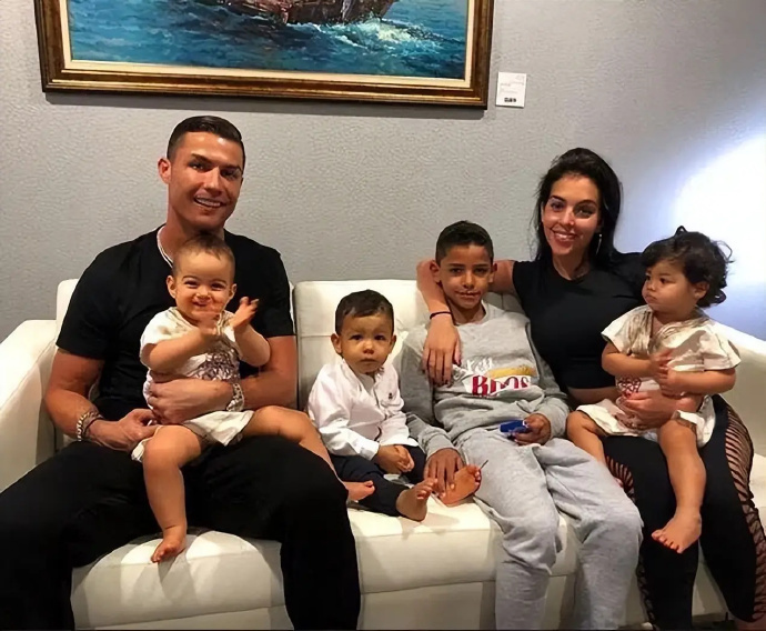 C罗求婚成功！乔治娜晒出“鸽子蛋”大的钻戒：是的，我愿意