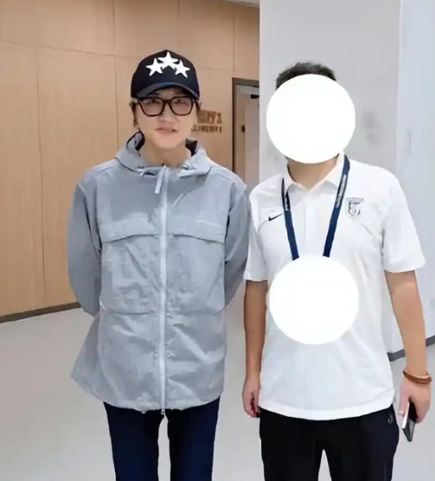 从《朋友》到“圆润的朋友”？64岁周华健自曝“6块腹肌”真相