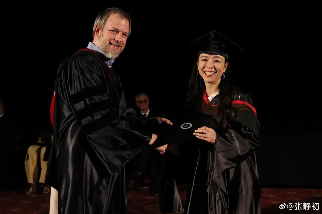 演员张静初官宣研究生毕业:过去的两年很苦也很好玩儿,此前曾直播学习火上热搜 演员张静初官宣研究生毕业:过去的两年很苦也很好玩儿,此前曾直播学习火上热搜