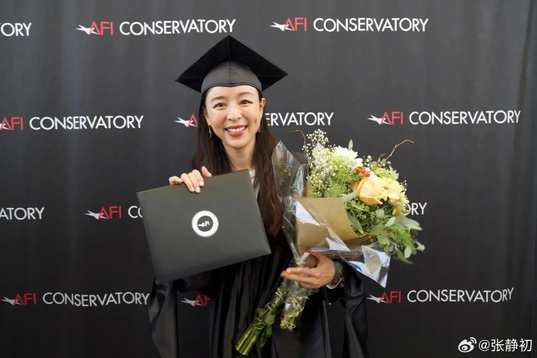 演员张静初官宣研究生毕业:过去的两年很苦也很好玩儿,此前曾直播学习火上热搜 演员张静初官宣研究生毕业:过去的两年很苦也很好玩儿,此前曾直播学习火上热搜