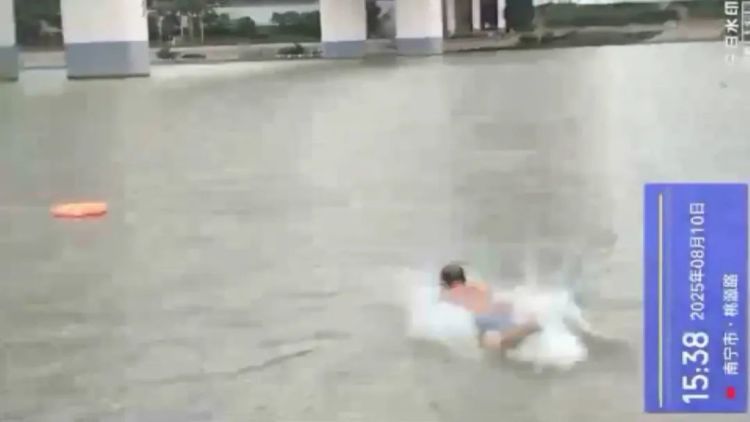 生死瞬间!女孩从桃源桥跳下,他们果断出手…… 生死瞬间!女孩从桃源桥跳下,他们果断出手……