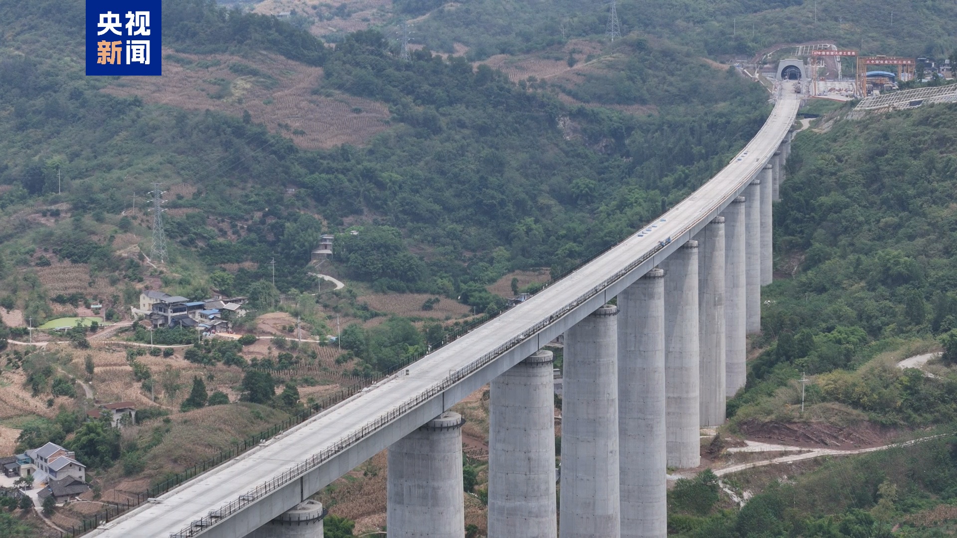 现场“拼积木” 新渝万高铁新桥双线特大桥今合龙 现场“拼积木” 新渝万高铁新桥双线特大桥今合龙