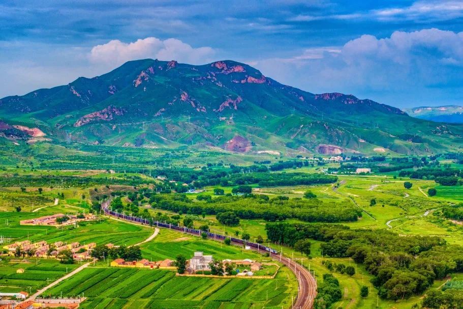 壁纸来袭！看火车行驶在草原“画廊”