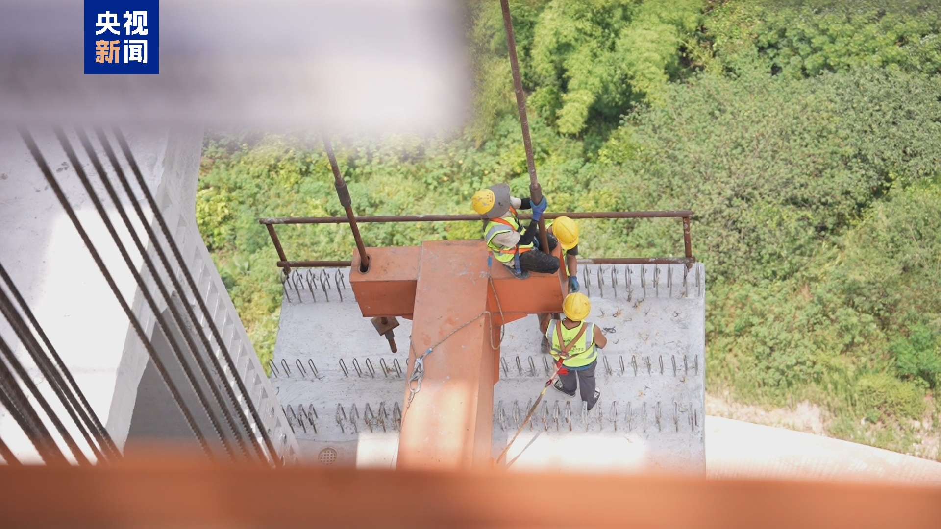 现场“拼积木” 新渝万高铁新桥双线特大桥今合龙 现场“拼积木” 新渝万高铁新桥双线特大桥今合龙