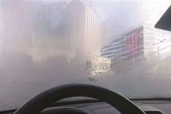 车窗白茫茫？掌握这些除雾技巧，雨天行车不慌张！