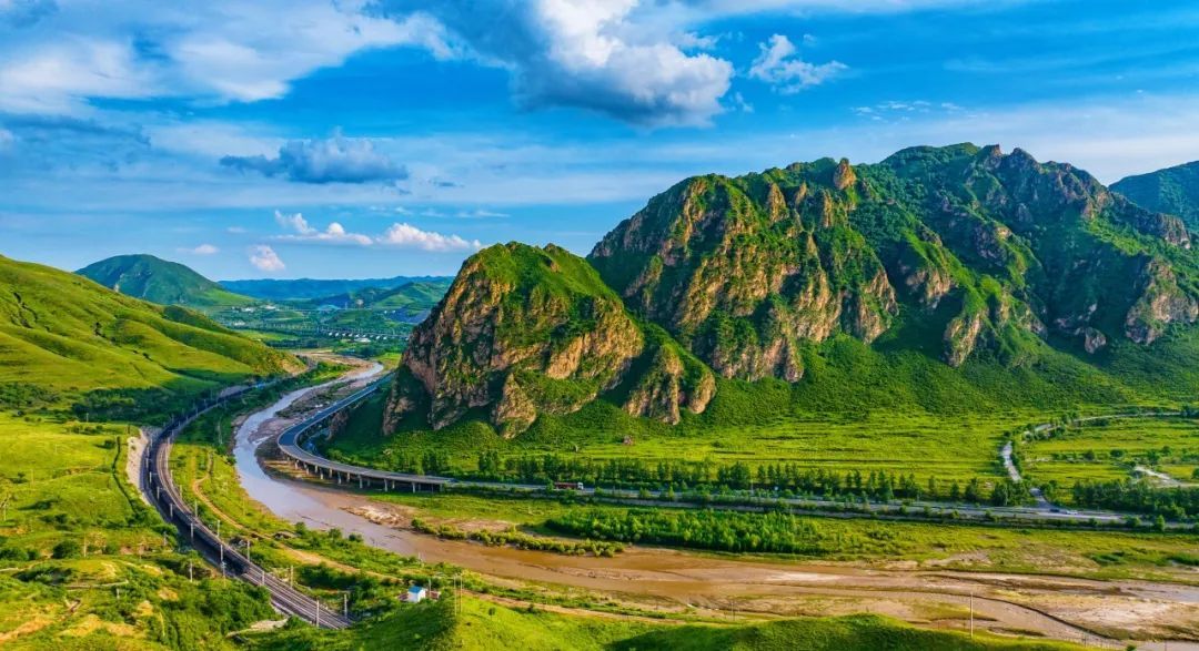 壁纸来袭！看火车行驶在草原“画廊”