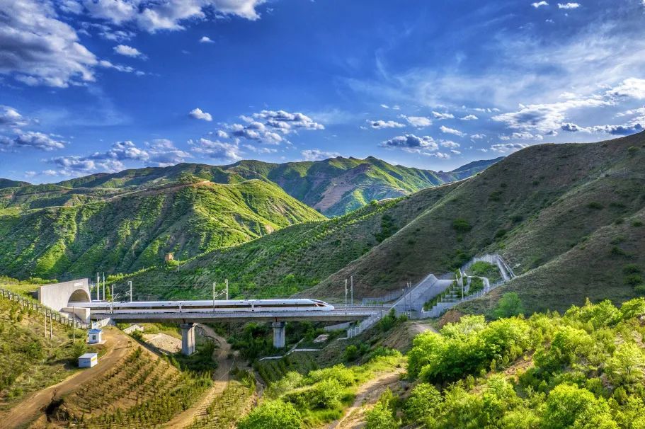 壁纸来袭！看火车行驶在草原“画廊”