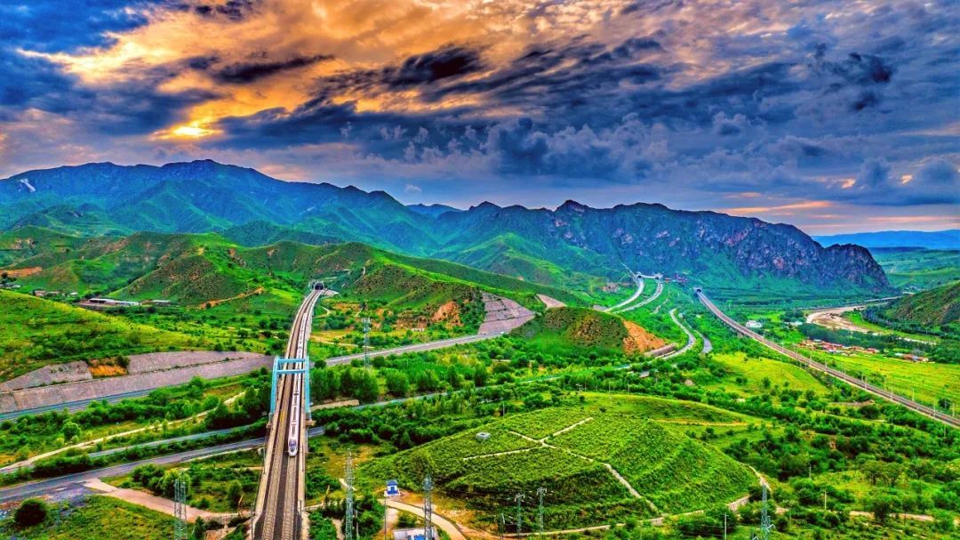 壁纸来袭！看火车行驶在草原“画廊”