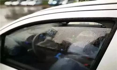 车窗白茫茫？掌握这些除雾技巧，雨天行车不慌张！