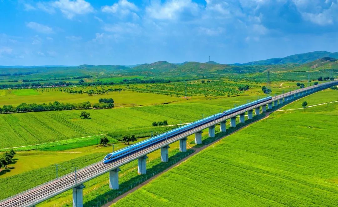 壁纸来袭！看火车行驶在草原“画廊”