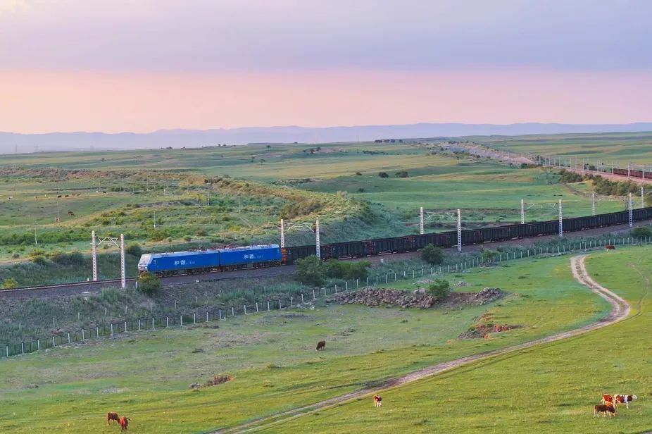 壁纸来袭！看火车行驶在草原“画廊”